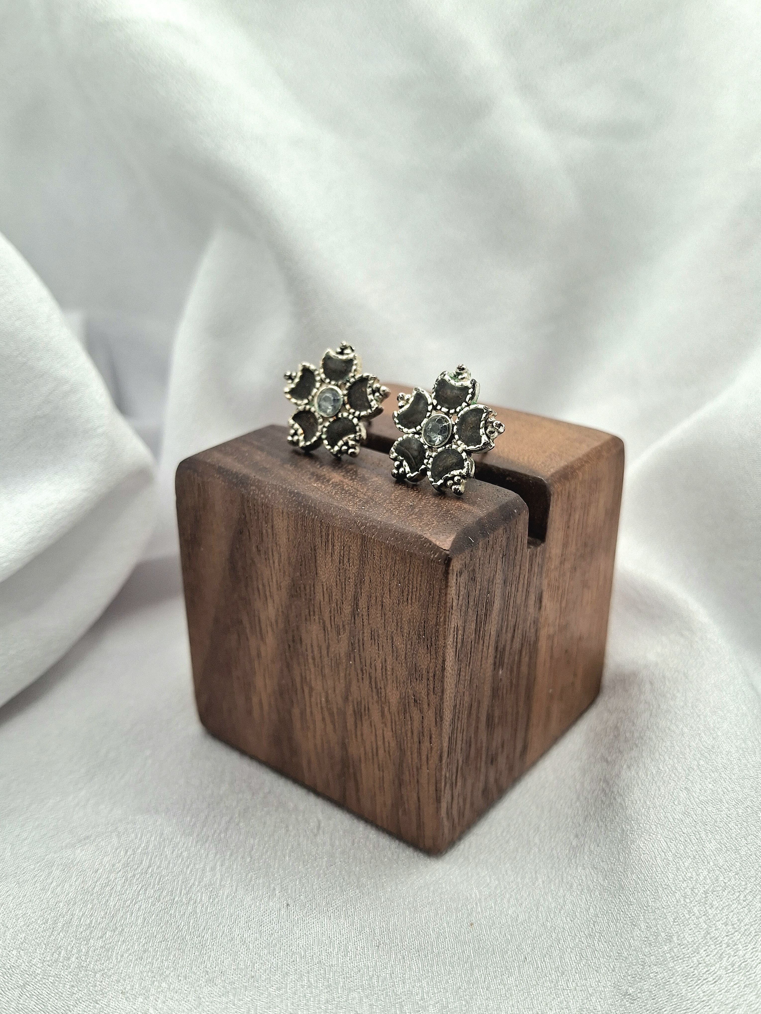 Vintage Floral Stud Earrings - Dark Stone & Silver