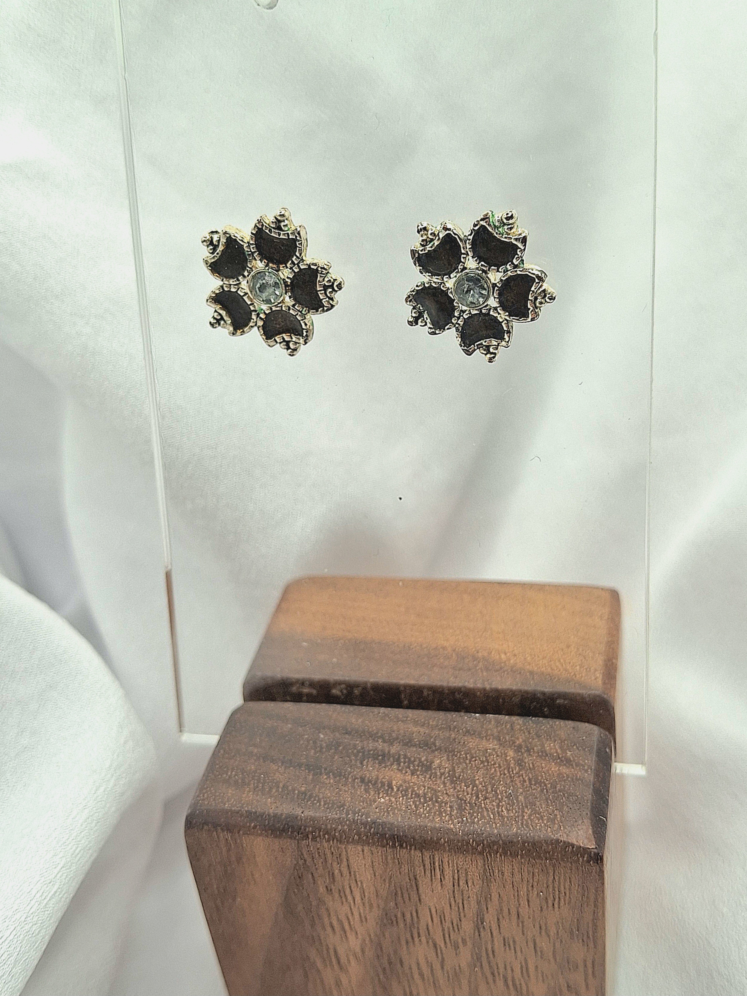 Image 3 for Vintage Floral Stud Earrings - Dark Stone & Silver