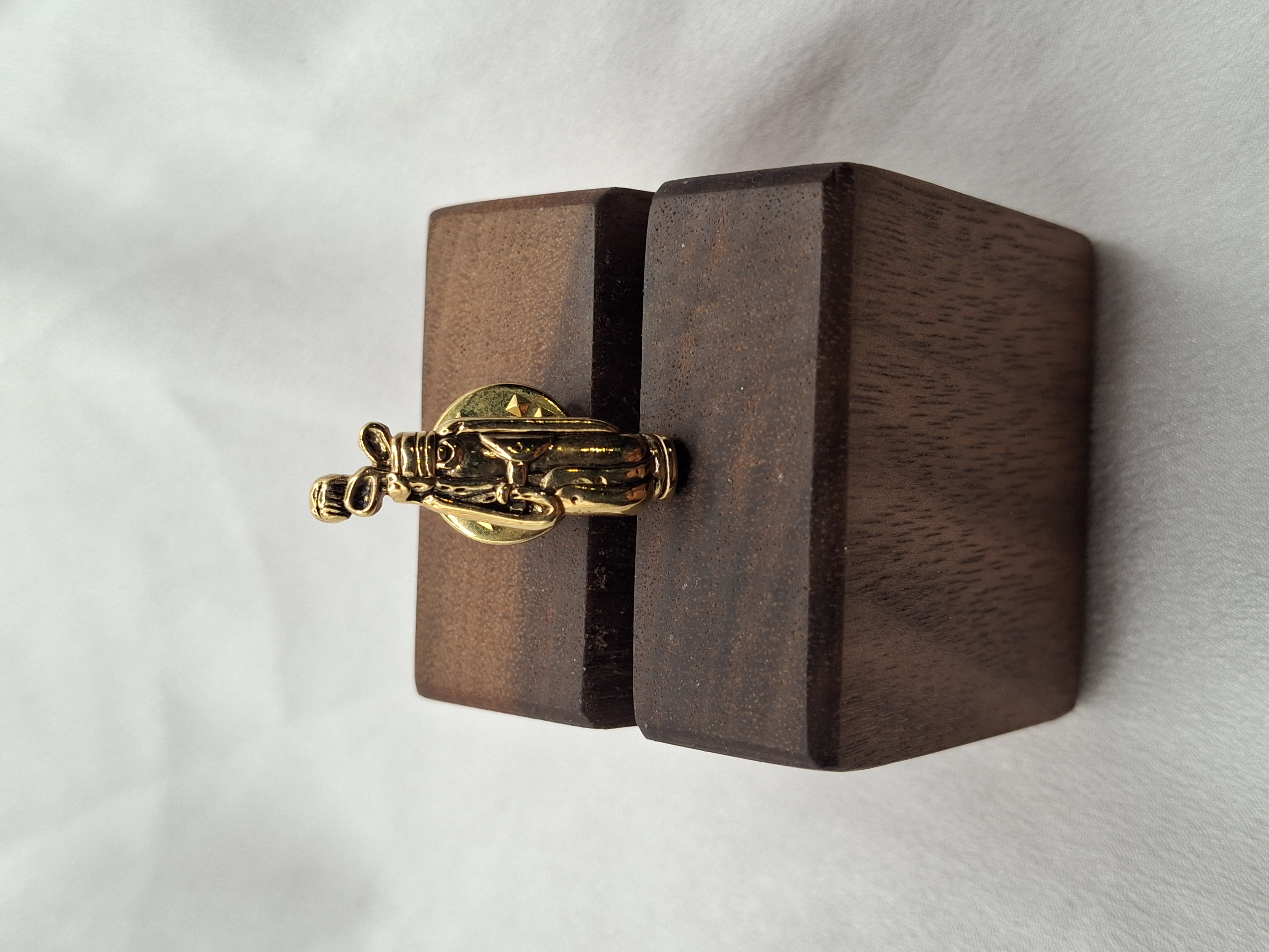 Vintage Golf Bag Lapel Pin