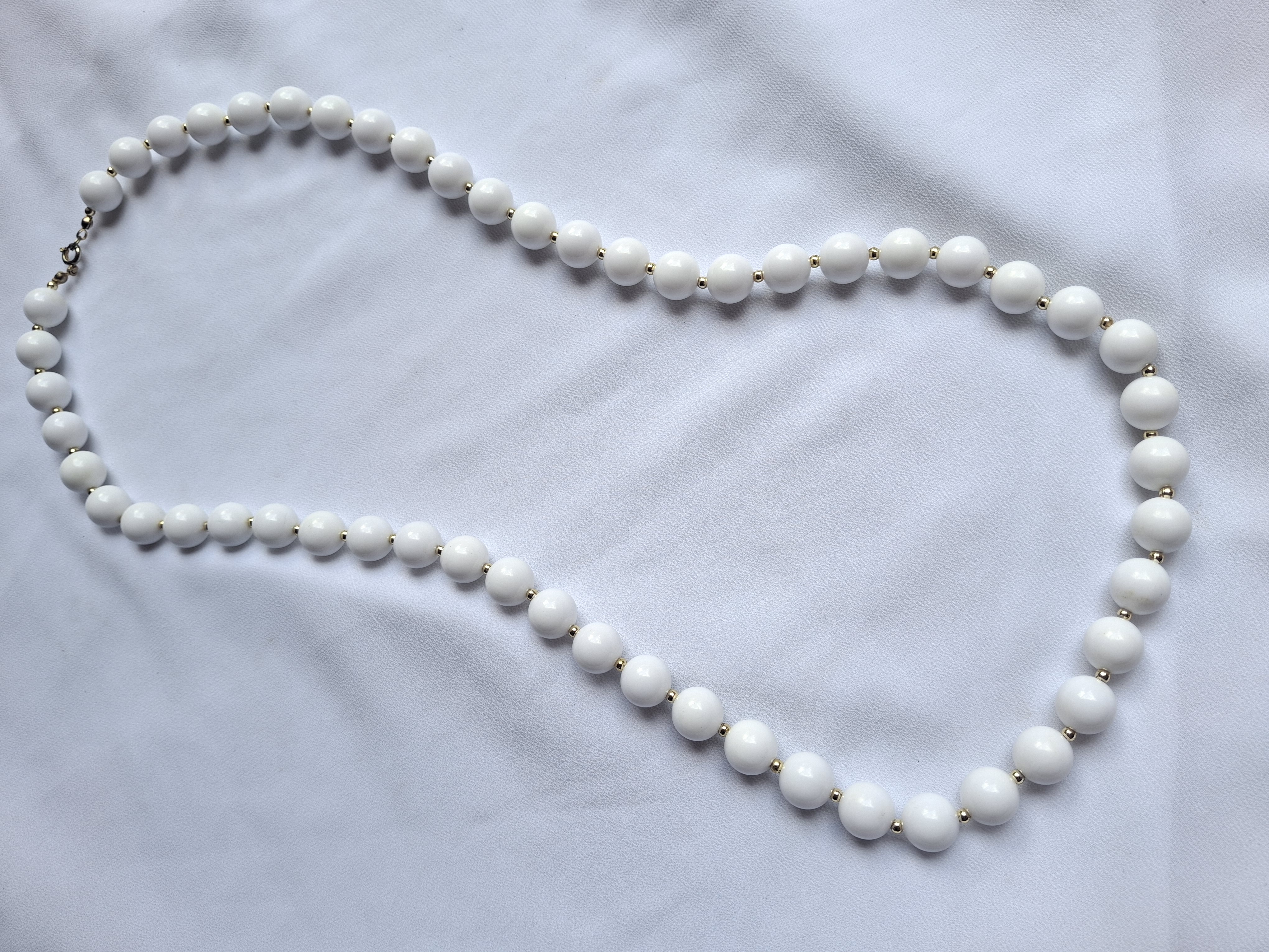 Vintage White Beaded Necklace - Elegant & Retro
